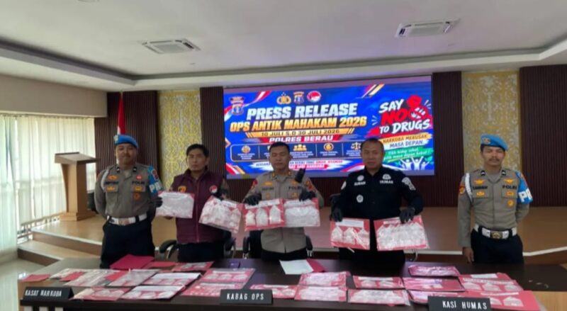 Keterangan Foto :
Petugas Polres Berau memperlihatkan barang bukti sabu hasil pengungkapan 33 kasus narkotika dalam Operasi Antik Mahakam 2026 saat konferensi pers di Mapolres Berau, Jumat (31/7). Selama operasi 20 hari tersebut, polisi mengamankan 38 tersangka dan menyita 320,66 gram sabu, mengantarkan Polres Berau menjadi peringkat ketiga pengungkapan kasus narkotika di jajaran Polda Kalimantan Timur. (Dok. Humas Polres Berau/Kawalkaltim.com/Hidayat)
