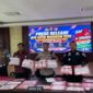 Keterangan Foto :
Petugas Polres Berau memperlihatkan barang bukti sabu hasil pengungkapan 33 kasus narkotika dalam Operasi Antik Mahakam 2026 saat konferensi pers di Mapolres Berau, Jumat (31/7). Selama operasi 20 hari tersebut, polisi mengamankan 38 tersangka dan menyita 320,66 gram sabu, mengantarkan Polres Berau menjadi peringkat ketiga pengungkapan kasus narkotika di jajaran Polda Kalimantan Timur. (Dok. Humas Polres Berau/Kawalkaltim.com/Hidayat)
