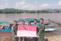 Keterangan Foto:
Personel Tim 12 Kubar/Mahulu Satgas Citarum BAIS TNI bersama Satgas Pamtas RI–Malaysia Yon Armed 4/Prh menyerahkan Bendera Merah Putih kepada nelayan dan motoris taxi sungai di Dermaga Penyeberangan Kampung Long Bagun Ilir, Kecamatan Long Bagun, Kabupaten Mahakam Ulu, Senin (3/8/2026). Kegiatan ini merupakan bagian dari gerakan nasional pembagian bendera untuk menyemarakkan HUT Kemerdekaan RI ke-81 sekaligus memperkuat semangat nasionalisme masyarakat di wilayah perbatasan. Dok. Istimewa (BAIS TNI/Kawalkaltim.com/Amin)