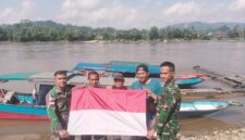 Keterangan Foto:
Personel Tim 12 Kubar/Mahulu Satgas Citarum BAIS TNI bersama Satgas Pamtas RI–Malaysia Yon Armed 4/Prh menyerahkan Bendera Merah Putih kepada nelayan dan motoris taxi sungai di Dermaga Penyeberangan Kampung Long Bagun Ilir, Kecamatan Long Bagun, Kabupaten Mahakam Ulu, Senin (3/8/2026). Kegiatan ini merupakan bagian dari gerakan nasional pembagian bendera untuk menyemarakkan HUT Kemerdekaan RI ke-81 sekaligus memperkuat semangat nasionalisme masyarakat di wilayah perbatasan. Dok. Istimewa (BAIS TNI/Kawalkaltim.com/Amin)