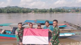Keterangan Foto:
Personel Tim 12 Kubar/Mahulu Satgas Citarum BAIS TNI bersama Satgas Pamtas RI–Malaysia Yon Armed 4/Prh menyerahkan Bendera Merah Putih kepada nelayan dan motoris taxi sungai di Dermaga Penyeberangan Kampung Long Bagun Ilir, Kecamatan Long Bagun, Kabupaten Mahakam Ulu, Senin (3/8/2026). Kegiatan ini merupakan bagian dari gerakan nasional pembagian bendera untuk menyemarakkan HUT Kemerdekaan RI ke-81 sekaligus memperkuat semangat nasionalisme masyarakat di wilayah perbatasan. Dok. Istimewa (BAIS TNI/Kawalkaltim.com/Amin)
