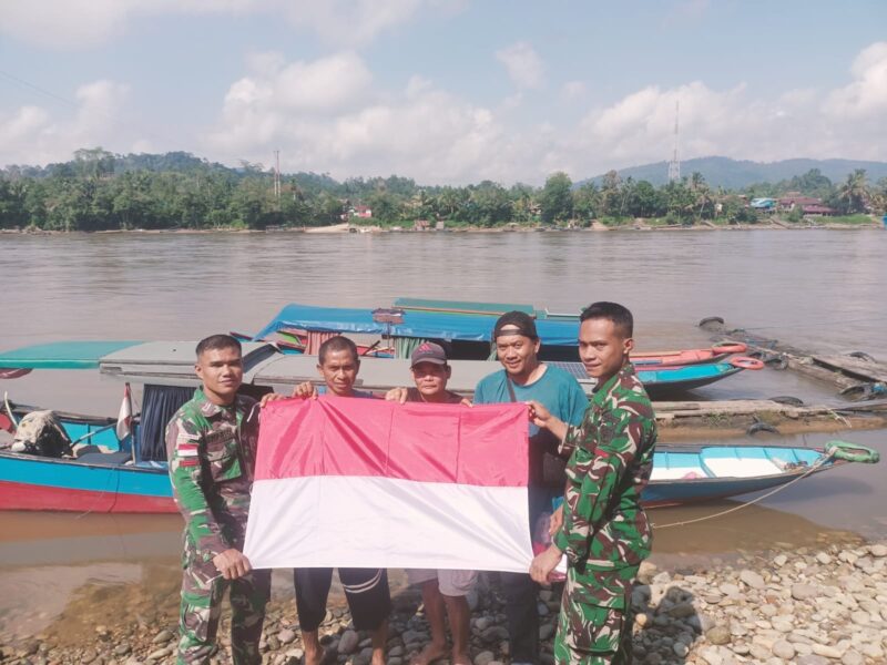 Keterangan Foto:
Personel Tim 12 Kubar/Mahulu Satgas Citarum BAIS TNI bersama Satgas Pamtas RI–Malaysia Yon Armed 4/Prh menyerahkan Bendera Merah Putih kepada nelayan dan motoris taxi sungai di Dermaga Penyeberangan Kampung Long Bagun Ilir, Kecamatan Long Bagun, Kabupaten Mahakam Ulu, Senin (3/8/2026). Kegiatan ini merupakan bagian dari gerakan nasional pembagian bendera untuk menyemarakkan HUT Kemerdekaan RI ke-81 sekaligus memperkuat semangat nasionalisme masyarakat di wilayah perbatasan. Dok. Istimewa (BAIS TNI/Kawalkaltim.com/Amin)
