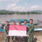 Keterangan Foto:
Personel Tim 12 Kubar/Mahulu Satgas Citarum BAIS TNI bersama Satgas Pamtas RI–Malaysia Yon Armed 4/Prh menyerahkan Bendera Merah Putih kepada nelayan dan motoris taxi sungai di Dermaga Penyeberangan Kampung Long Bagun Ilir, Kecamatan Long Bagun, Kabupaten Mahakam Ulu, Senin (3/8/2026). Kegiatan ini merupakan bagian dari gerakan nasional pembagian bendera untuk menyemarakkan HUT Kemerdekaan RI ke-81 sekaligus memperkuat semangat nasionalisme masyarakat di wilayah perbatasan. Dok. Istimewa (BAIS TNI/Kawalkaltim.com/Amin)
