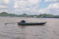 Keterangan Foto:
Perahu ketinting milik nelayan Achdar Has (64) ditemukan hanyut tanpa awak di perairan Sungai Mahakam, Desa Jembayan, Kecamatan Loa Kulu, Kutai Kartanegara, Minggu (2/8/2026). Penemuan perahu tersebut memunculkan dugaan korban terjatuh dan tenggelam saat mencari ikan. Tim gabungan masih melakukan penyisiran untuk mencari keberadaan korban. (Foto: Istimewa/Kawalkaltim.com)
