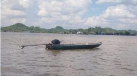 Keterangan Foto:
Perahu ketinting milik nelayan Achdar Has (64) ditemukan hanyut tanpa awak di perairan Sungai Mahakam, Desa Jembayan, Kecamatan Loa Kulu, Kutai Kartanegara, Minggu (2/8/2026). Penemuan perahu tersebut memunculkan dugaan korban terjatuh dan tenggelam saat mencari ikan. Tim gabungan masih melakukan penyisiran untuk mencari keberadaan korban. (Foto: Istimewa/Kawalkaltim.com)