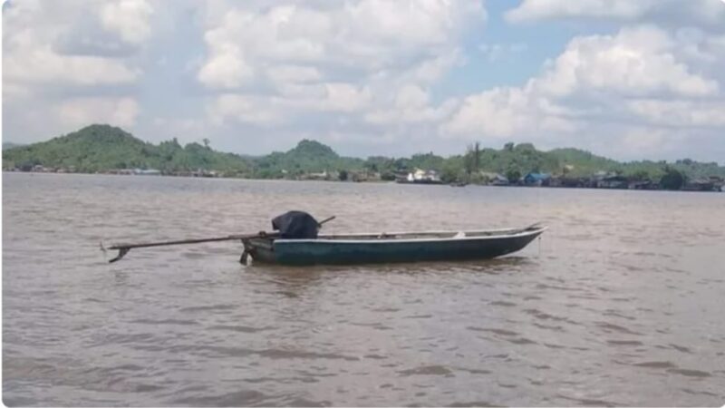 Keterangan Foto:
Perahu ketinting milik nelayan Achdar Has (64) ditemukan hanyut tanpa awak di perairan Sungai Mahakam, Desa Jembayan, Kecamatan Loa Kulu, Kutai Kartanegara, Minggu (2/8/2026). Penemuan perahu tersebut memunculkan dugaan korban terjatuh dan tenggelam saat mencari ikan. Tim gabungan masih melakukan penyisiran untuk mencari keberadaan korban. (Foto: Istimewa/Kawalkaltim.com)