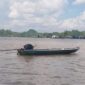Keterangan Foto:
Perahu ketinting milik nelayan Achdar Has (64) ditemukan hanyut tanpa awak di perairan Sungai Mahakam, Desa Jembayan, Kecamatan Loa Kulu, Kutai Kartanegara, Minggu (2/8/2026). Penemuan perahu tersebut memunculkan dugaan korban terjatuh dan tenggelam saat mencari ikan. Tim gabungan masih melakukan penyisiran untuk mencari keberadaan korban. (Foto: Istimewa/Kawalkaltim.com)