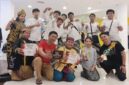 Keterangan Foto:
Orkes Tingkilan Tepian Mahakam bersama para pelajar binaan dan pembina Muhammad Irwansyah berfoto usai mengikuti seleksi Etnik Got Talent Go International di Plaza Balikpapan. Kelompok seni asal Tenggarong, Kutai Kartanegara, ini membawa misi memperkenalkan musik tradisional Tingkilan sebagai warisan budaya Kutai ke panggung internasional. (Dok.Istimewa KawalKaltim.com/Masruji)
