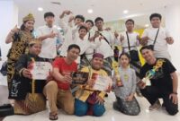 Keterangan Foto:
Orkes Tingkilan Tepian Mahakam bersama para pelajar binaan dan pembina Muhammad Irwansyah berfoto usai mengikuti seleksi Etnik Got Talent Go International di Plaza Balikpapan. Kelompok seni asal Tenggarong, Kutai Kartanegara, ini membawa misi memperkenalkan musik tradisional Tingkilan sebagai warisan budaya Kutai ke panggung internasional. (Dok.Istimewa KawalKaltim.com/Masruji)