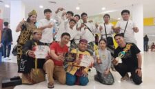 Keterangan Foto:
Orkes Tingkilan Tepian Mahakam bersama para pelajar binaan dan pembina Muhammad Irwansyah berfoto usai mengikuti seleksi Etnik Got Talent Go International di Plaza Balikpapan. Kelompok seni asal Tenggarong, Kutai Kartanegara, ini membawa misi memperkenalkan musik tradisional Tingkilan sebagai warisan budaya Kutai ke panggung internasional. (Dok.Istimewa KawalKaltim.com/Masruji)