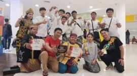 Keterangan Foto:
Orkes Tingkilan Tepian Mahakam bersama para pelajar binaan dan pembina Muhammad Irwansyah berfoto usai mengikuti seleksi Etnik Got Talent Go International di Plaza Balikpapan. Kelompok seni asal Tenggarong, Kutai Kartanegara, ini membawa misi memperkenalkan musik tradisional Tingkilan sebagai warisan budaya Kutai ke panggung internasional. (Dok.Istimewa KawalKaltim.com/Masruji)
