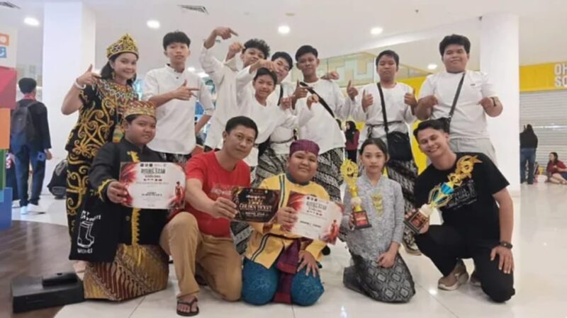 Keterangan Foto:
Orkes Tingkilan Tepian Mahakam bersama para pelajar binaan dan pembina Muhammad Irwansyah berfoto usai mengikuti seleksi Etnik Got Talent Go International di Plaza Balikpapan. Kelompok seni asal Tenggarong, Kutai Kartanegara, ini membawa misi memperkenalkan musik tradisional Tingkilan sebagai warisan budaya Kutai ke panggung internasional. (Dok.Istimewa KawalKaltim.com/Masruji)

