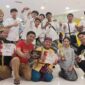 Keterangan Foto:
Orkes Tingkilan Tepian Mahakam bersama para pelajar binaan dan pembina Muhammad Irwansyah berfoto usai mengikuti seleksi Etnik Got Talent Go International di Plaza Balikpapan. Kelompok seni asal Tenggarong, Kutai Kartanegara, ini membawa misi memperkenalkan musik tradisional Tingkilan sebagai warisan budaya Kutai ke panggung internasional. (Dok.Istimewa KawalKaltim.com/Masruji)
