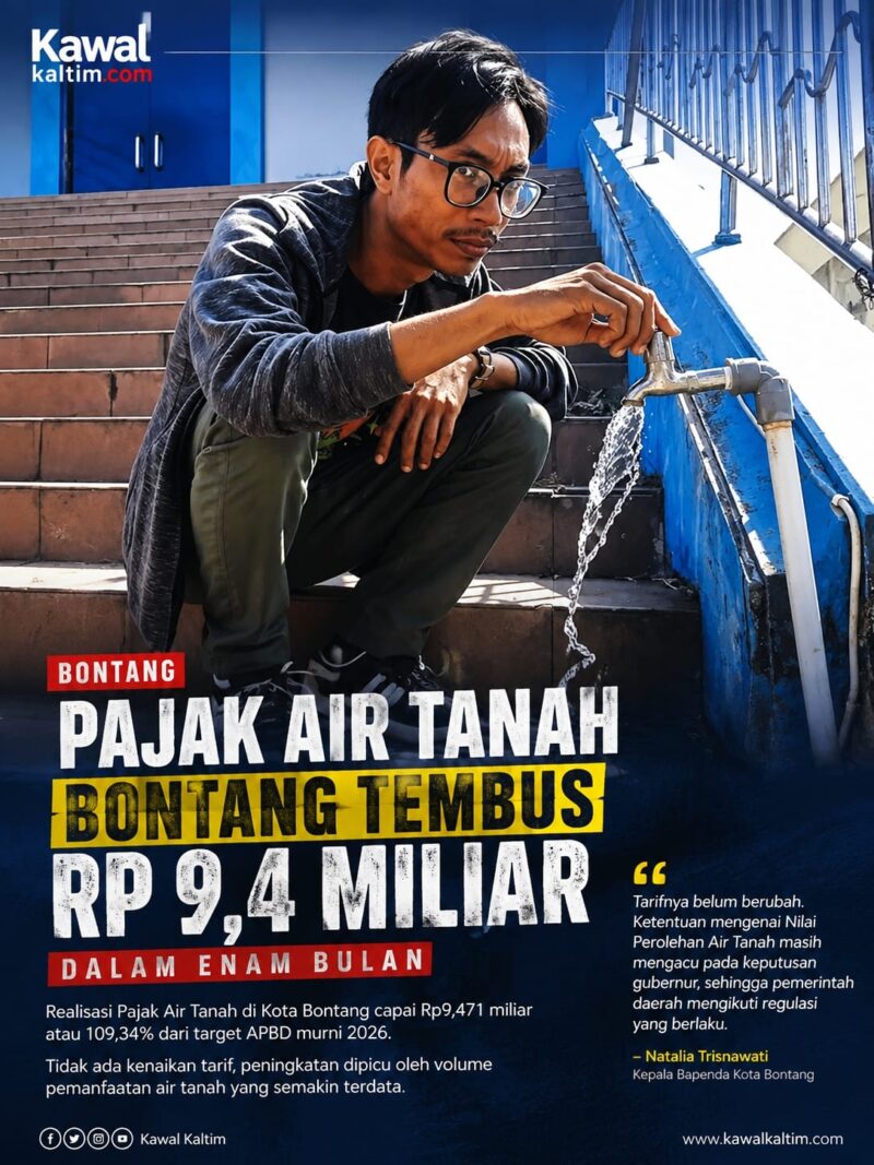 Keterangan Foto:
Ilustrasi Seorang warga memperhatikan aliran air dari keran sebagai ilustrasi pemanfaatan air tanah di Kota Bontang. Hingga akhir Juni 2026, realisasi penerimaan Pajak Air Tanah (PAT) mencapai Rp9,471 miliar atau 109,34 persen dari target APBD murni. Bapenda Bontang menegaskan capaian tersebut bukan dipicu kenaikan tarif, melainkan peningkatan volume pemanfaatan air tanah yang tercatat. (Dok. Istimewa/Kawalkaltim.com)
