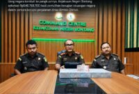 Keterangan Foto :
Kepala Kejaksaan Negeri (Kejari) Bontang Beni Putra (tengah) didampingi jajaran saat menyampaikan keterangan pers terkait penyetoran dana hasil pemulihan kerugian keuangan negara sebesar Rp548.768.700 dalam perkara korupsi perjalanan dinas (Perjadin) Bimtek Dinas Perhubungan (Dishub) Bontang ke kas negara, di Command Centre Kejari Bontang, Senin (3/8/2026). (Dok. Istimewa/Kawalkaltim.com)
