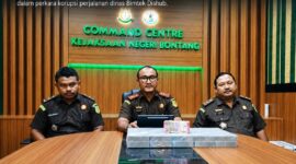 Keterangan Foto :
Kepala Kejaksaan Negeri (Kejari) Bontang Beni Putra (tengah) didampingi jajaran saat menyampaikan keterangan pers terkait penyetoran dana hasil pemulihan kerugian keuangan negara sebesar Rp548.768.700 dalam perkara korupsi perjalanan dinas (Perjadin) Bimtek Dinas Perhubungan (Dishub) Bontang ke kas negara, di Command Centre Kejari Bontang, Senin (3/8/2026). (Dok. Istimewa/Kawalkaltim.com)
