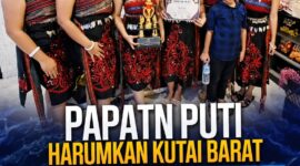 Keterangan Foto : 
Sanggar Seni Papatn Puti berfoto bersama usai menerima trofi dan piagam penghargaan Juara III Lomba Tari Kreasi Kategori Umum pada Festival Wonderful Nusantara di Teras Samarinda. Prestasi ini menjadi kebanggaan sekaligus bukti komitmen generasi muda Kutai Barat dalam melestarikan dan mengangkat seni budaya daerah ke panggung regional. (Dok. Istimewa/Kawalkaltim.com/AminYS)
