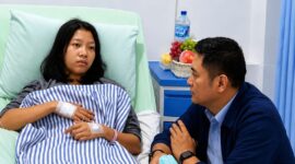 Keterangan Foto:
Kepala Badan Gizi Nasional (BGN), Sudaryono, berbincang dengan salah seorang siswa SMK Negeri 6 Semarang yang menjalani perawatan akibat dugaan keracunan usai mengonsumsi makanan Program Makan Bergizi Gratis (MBG). Kunjungan tersebut dilakukan untuk memastikan kondisi para korban sekaligus menegaskan komitmen BGN menerapkan zero tolerance terhadap pelanggaran keamanan pangan. (Dok. Istimewa/KawalKaltim.com)
