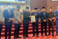 Keterangan Foto – Dokumen Istimewa:
Penyerahan dokumen rekomendasi DPRD Kutai Barat terhadap Laporan Realisasi Semester Pertama APBD dan Prognosis Enam Bulan Berikutnya Tahun Anggaran 2026 dalam Rapat Paripurna Istimewa III DPRD Kutai Barat di Sendawar, Selasa (4/8/2026). DPRD memberikan 40 rekomendasi kepada Pemerintah Kabupaten Kutai Barat sebagai evaluasi untuk mendorong percepatan serapan anggaran, pembangunan daerah, serta peningkatan kualitas pelayanan publik. (Dok. Kawalkaltim.com/AminYS)
