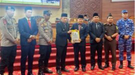 Keterangan Foto – Dokumen Istimewa:
Penyerahan dokumen rekomendasi DPRD Kutai Barat terhadap Laporan Realisasi Semester Pertama APBD dan Prognosis Enam Bulan Berikutnya Tahun Anggaran 2026 dalam Rapat Paripurna Istimewa III DPRD Kutai Barat di Sendawar, Selasa (4/8/2026). DPRD memberikan 40 rekomendasi kepada Pemerintah Kabupaten Kutai Barat sebagai evaluasi untuk mendorong percepatan serapan anggaran, pembangunan daerah, serta peningkatan kualitas pelayanan publik. (Dok. Kawalkaltim.com/AminYS)
