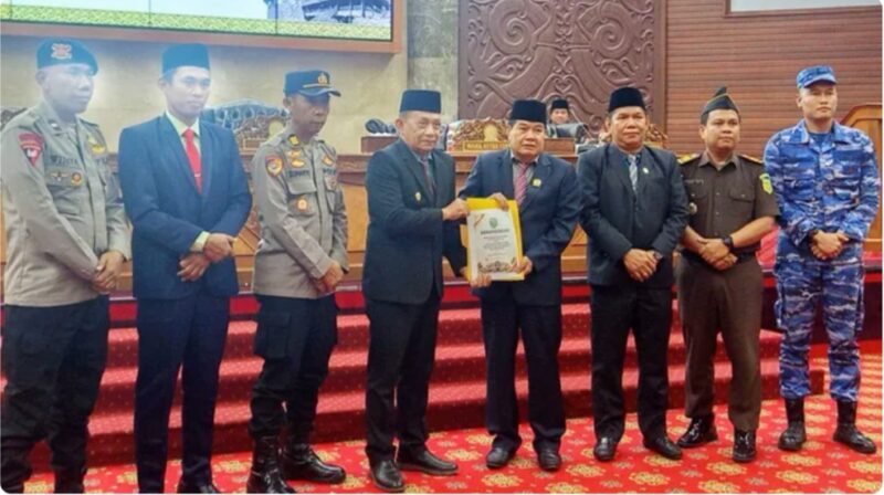 Keterangan Foto – Dokumen Istimewa:
Penyerahan dokumen rekomendasi DPRD Kutai Barat terhadap Laporan Realisasi Semester Pertama APBD dan Prognosis Enam Bulan Berikutnya Tahun Anggaran 2026 dalam Rapat Paripurna Istimewa III DPRD Kutai Barat di Sendawar, Selasa (4/8/2026). DPRD memberikan 40 rekomendasi kepada Pemerintah Kabupaten Kutai Barat sebagai evaluasi untuk mendorong percepatan serapan anggaran, pembangunan daerah, serta peningkatan kualitas pelayanan publik. (Dok. Kawalkaltim.com/AminYS)
