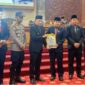 Keterangan Foto – Dokumen Istimewa:
Penyerahan dokumen rekomendasi DPRD Kutai Barat terhadap Laporan Realisasi Semester Pertama APBD dan Prognosis Enam Bulan Berikutnya Tahun Anggaran 2026 dalam Rapat Paripurna Istimewa III DPRD Kutai Barat di Sendawar, Selasa (4/8/2026). DPRD memberikan 40 rekomendasi kepada Pemerintah Kabupaten Kutai Barat sebagai evaluasi untuk mendorong percepatan serapan anggaran, pembangunan daerah, serta peningkatan kualitas pelayanan publik. (Dok. Kawalkaltim.com/AminYS)
