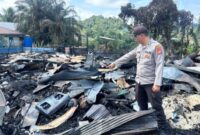 Dokumen Istimewa: Seorang personel kepolisian melakukan olah tempat kejadian perkara (TKP) di lokasi kebakaran yang menghanguskan gedung TK PAUD Kampung Tiong Buu, Kecamatan Long Apari, Kabupaten Mahakam Ulu, pada Maret 2026 lalu. Pascakebakaran, puluhan siswa dari lima kampung terpaksa menjalani proses belajar mengajar di Lamin Adat, sementara DPRD Mahulu kini memperjuangkan pembangunan kembali sekolah tersebut melalui APBD Perubahan. (Dok.Kawalkaltim.com)