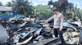 Dokumen Istimewa: Seorang personel kepolisian melakukan olah tempat kejadian perkara (TKP) di lokasi kebakaran yang menghanguskan gedung TK PAUD Kampung Tiong Buu, Kecamatan Long Apari, Kabupaten Mahakam Ulu, pada Maret 2026 lalu. Pascakebakaran, puluhan siswa dari lima kampung terpaksa menjalani proses belajar mengajar di Lamin Adat, sementara DPRD Mahulu kini memperjuangkan pembangunan kembali sekolah tersebut melalui APBD Perubahan. (Dok.Kawalkaltim.com)