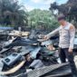Dokumen Istimewa: Seorang personel kepolisian melakukan olah tempat kejadian perkara (TKP) di lokasi kebakaran yang menghanguskan gedung TK PAUD Kampung Tiong Buu, Kecamatan Long Apari, Kabupaten Mahakam Ulu, pada Maret 2026 lalu. Pascakebakaran, puluhan siswa dari lima kampung terpaksa menjalani proses belajar mengajar di Lamin Adat, sementara DPRD Mahulu kini memperjuangkan pembangunan kembali sekolah tersebut melalui APBD Perubahan. (Dok.Kawalkaltim.com)