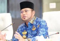 Keterangan Foto:
Dokumen Istimewa: Gubernur Kalimantan Timur Rudy Mas'ud memimpin rapat koordinasi bersama kepala daerah se-Kalimantan Timur di Ruang Ruhui Rahayu, Kantor Gubernur Kaltim, Samarinda, Senin (3/8/2026). Pertemuan tersebut menyepakati langkah bersama memperjuangkan pembayaran dana kurang salur Dana Bagi Hasil (DBH) sebesar Rp5,8 triliun kepada Kementerian Keuangan, di tengah tekanan fiskal akibat pemotongan Transfer ke Daerah (TKD). (Dok. Pemprov Kaltim/Kawalkaltim.com/Masruji)