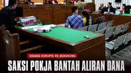 Keterangan Foto:
Suasana persidangan lanjutan dugaan tindak pidana korupsi pembangunan Rumah Sakit (RS) Bekokong Tahap I di Ruang Sidang Letjen TNI Ali Said, Pengadilan Negeri Samarinda, Kamis (6/8). Dalam persidangan, saksi anggota Kelompok Kerja (Pokja) pengadaan, Martin Lafau, menegaskan tidak pernah melihat maupun mendengar adanya pemberian uang kepada mantan Kepala Dinas Kesehatan Kabupaten Kutai Barat serta membantah adanya titipan dana Rp305 juta sebagaimana keterangan saksi sebelumnya. (Dok. Kawalkaltim.com/AminYS)
