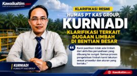 Keterangan Foto:
Humas PT Kalimantan Agro Sukses (KAS) Group, Kurniadi, saat menyampaikan klarifikasi terkait dugaan limbah PKS yang dikaitkan dengan kondisi sungai di wilayah Bentian Besar, Kutai Barat, Jumat (14/8/2026). Kurniadi menegaskan, pihaknya memastikan tidak ada limbah dari aktivitas perusahaan yang dibuang ke sungai dan seluruh proses pengelolaan limbah dilakukan sesuai prosedur serta ketentuan yang berlaku. (Dok. KawalKaltim.com)
