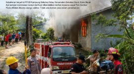 Keterangan Foto: Tim pemadam kebakaran bersama warga dan unsur terkait melakukan penanganan kebakaran di kawasan RT 03, Kampung Sekolaq Oday, Kecamatan Sekolaq Darat, Kutai Barat. Petugas dikerahkan untuk memadamkan api dan mencegah kobaran meluas ke bangunan serta lingkungan di sekitar lokasi. (Dok. Kawalkaltim.com)