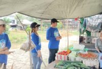 Keterangan Foto :
Anggota DPRD Partai Demokrat Kutai Barat Adrianus & Meni Debora saat berdialog langsung dengan pedagang di Pasar Barong Tongkok, Jumat (21/8/2026). Kunjungan tersebut dilakukan untuk menyerap aspirasi serta mendengarkan berbagai kebutuhan dan keluhan pelaku usaha kecil di pasar. Dok. KawalKaltim.com
