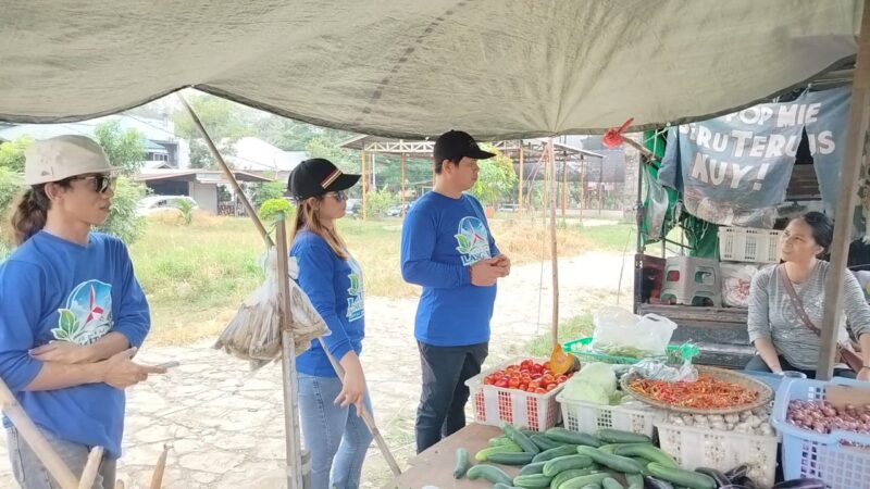 Keterangan Foto :
Anggota DPRD Partai Demokrat Kutai Barat Adrianus & Meni Debora saat berdialog langsung dengan pedagang di Pasar Barong Tongkok, Jumat (21/8/2026). Kunjungan tersebut dilakukan untuk menyerap aspirasi serta mendengarkan berbagai kebutuhan dan keluhan pelaku usaha kecil di pasar. Dok. KawalKaltim.com
