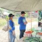 Keterangan Foto :
Anggota DPRD Partai Demokrat Kutai Barat Adrianus & Meni Debora saat berdialog langsung dengan pedagang di Pasar Barong Tongkok, Jumat (21/8/2026). Kunjungan tersebut dilakukan untuk menyerap aspirasi serta mendengarkan berbagai kebutuhan dan keluhan pelaku usaha kecil di pasar. Dok. KawalKaltim.com
