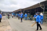 Keterangan Foto:
Jajaran Partai Demokrat Kutai Barat turun langsung ke area Pasar Barong Tongkok, Jumat (21/8/2026). Selain menyerap aspirasi pedagang, kegiatan tersebut juga diisi dengan aksi bersih-bersih lingkungan pasar sebagai bentuk kepedulian terhadap kebersihan dan kenyamanan fasilitas publik. (Dok. KawalKaltim.com/AminYS)
