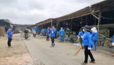 Keterangan Foto:
Jajaran Partai Demokrat Kutai Barat turun langsung ke area Pasar Barong Tongkok, Jumat (21/8/2026). Selain menyerap aspirasi pedagang, kegiatan tersebut juga diisi dengan aksi bersih-bersih lingkungan pasar sebagai bentuk kepedulian terhadap kebersihan dan kenyamanan fasilitas publik. (Dok. KawalKaltim.com/AminYS)
