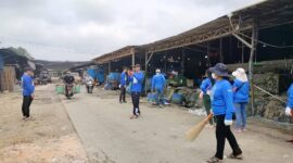 Keterangan Foto:
Jajaran Partai Demokrat Kutai Barat turun langsung ke area Pasar Barong Tongkok, Jumat (21/8/2026). Selain menyerap aspirasi pedagang, kegiatan tersebut juga diisi dengan aksi bersih-bersih lingkungan pasar sebagai bentuk kepedulian terhadap kebersihan dan kenyamanan fasilitas publik. (Dok. KawalKaltim.com/AminYS)
