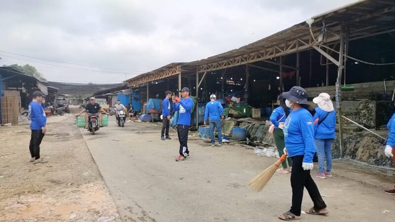 Keterangan Foto:
Jajaran Partai Demokrat Kutai Barat turun langsung ke area Pasar Barong Tongkok, Jumat (21/8/2026). Selain menyerap aspirasi pedagang, kegiatan tersebut juga diisi dengan aksi bersih-bersih lingkungan pasar sebagai bentuk kepedulian terhadap kebersihan dan kenyamanan fasilitas publik. (Dok. KawalKaltim.com/AminYS)
