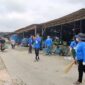 Keterangan Foto:
Jajaran Partai Demokrat Kutai Barat turun langsung ke area Pasar Barong Tongkok, Jumat (21/8/2026). Selain menyerap aspirasi pedagang, kegiatan tersebut juga diisi dengan aksi bersih-bersih lingkungan pasar sebagai bentuk kepedulian terhadap kebersihan dan kenyamanan fasilitas publik. (Dok. KawalKaltim.com/AminYS)
