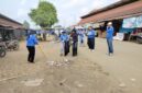Keterangan Foto:
Jajaran Partai Demokrat Kutai Barat melakukan aksi bersih-bersih di kawasan Pasar Barong Tongkok. Kegiatan tersebut menjadi bagian dari kunjungan lapangan untuk menyerap aspirasi pedagang sekaligus menunjukkan kepedulian terhadap kebersihan dan kenyamanan lingkungan pasar. (Dok. KawalKaltim.com)
