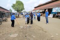 Keterangan Foto:
Jajaran Partai Demokrat Kutai Barat melakukan aksi bersih-bersih di kawasan Pasar Barong Tongkok. Kegiatan tersebut menjadi bagian dari kunjungan lapangan untuk menyerap aspirasi pedagang sekaligus menunjukkan kepedulian terhadap kebersihan dan kenyamanan lingkungan pasar. (Dok. KawalKaltim.com)

