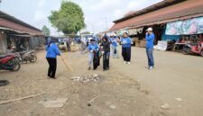 Keterangan Foto:
Jajaran Partai Demokrat Kutai Barat melakukan aksi bersih-bersih di kawasan Pasar Barong Tongkok. Kegiatan tersebut menjadi bagian dari kunjungan lapangan untuk menyerap aspirasi pedagang sekaligus menunjukkan kepedulian terhadap kebersihan dan kenyamanan lingkungan pasar. (Dok. KawalKaltim.com)
