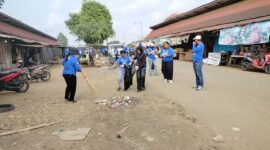 Keterangan Foto:
Jajaran Partai Demokrat Kutai Barat melakukan aksi bersih-bersih di kawasan Pasar Barong Tongkok. Kegiatan tersebut menjadi bagian dari kunjungan lapangan untuk menyerap aspirasi pedagang sekaligus menunjukkan kepedulian terhadap kebersihan dan kenyamanan lingkungan pasar. (Dok. KawalKaltim.com)
