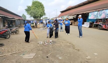 Keterangan Foto: Jajaran Partai Demokrat Kutai Barat melakukan aksi bersih-bersih di kawasan Pasar Barong Tongkok. Kegiatan tersebut menjadi bagian dari kunjungan lapangan untuk menyerap aspirasi pedagang sekaligus menunjukkan kepedulian terhadap kebersihan dan kenyamanan lingkungan pasar. (Dok. KawalKaltim.com)