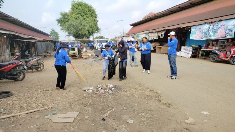Keterangan Foto:
Jajaran Partai Demokrat Kutai Barat melakukan aksi bersih-bersih di kawasan Pasar Barong Tongkok. Kegiatan tersebut menjadi bagian dari kunjungan lapangan untuk menyerap aspirasi pedagang sekaligus menunjukkan kepedulian terhadap kebersihan dan kenyamanan lingkungan pasar. (Dok. KawalKaltim.com)
