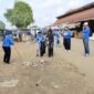 Keterangan Foto:
Jajaran Partai Demokrat Kutai Barat melakukan aksi bersih-bersih di kawasan Pasar Barong Tongkok. Kegiatan tersebut menjadi bagian dari kunjungan lapangan untuk menyerap aspirasi pedagang sekaligus menunjukkan kepedulian terhadap kebersihan dan kenyamanan lingkungan pasar. (Dok. KawalKaltim.com)
