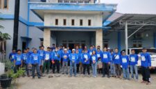 Keterangan Foto:
Ketua DPC Partai Demokrat Kutai Barat, Noratim, bersama jajaran dan masyarakat berfoto bersama usai kegiatan dialog serta penyerapan aspirasi di Pasar Barong Tongkok, Kutai Barat, Jumat (21/8/2026). Kegiatan tersebut menjadi bagian dari upaya membuka ruang komunikasi dan mendorong masyarakat agar berani menyampaikan persoalan serta kebutuhan mereka kepada wakil rakyat. (Dok. KawalKaltim.com)
