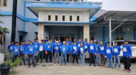 Keterangan Foto:
Ketua DPC Partai Demokrat Kutai Barat, Noratim, bersama jajaran dan masyarakat berfoto bersama usai kegiatan dialog serta penyerapan aspirasi di Pasar Barong Tongkok, Kutai Barat, Jumat (21/8/2026). Kegiatan tersebut menjadi bagian dari upaya membuka ruang komunikasi dan mendorong masyarakat agar berani menyampaikan persoalan serta kebutuhan mereka kepada wakil rakyat. (Dok. KawalKaltim.com)
